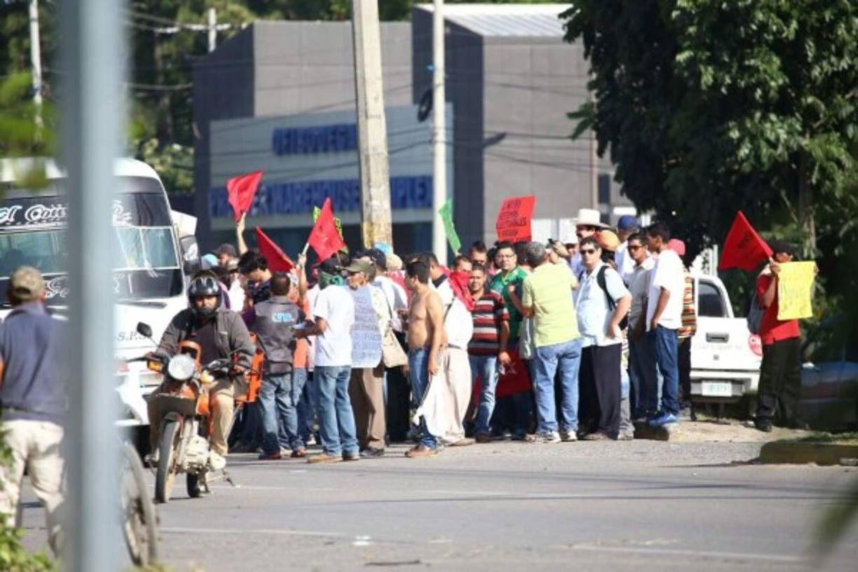 El Partido Libre convocó a plantones en las casetas de peaje para protestar contra ese cobro y aumentos a la energía y contra un fraude electoral. El expresidente Manuel Zelaya acudió con este grupo de personas a las casetas salida a La Lima en San Pedro Sula.