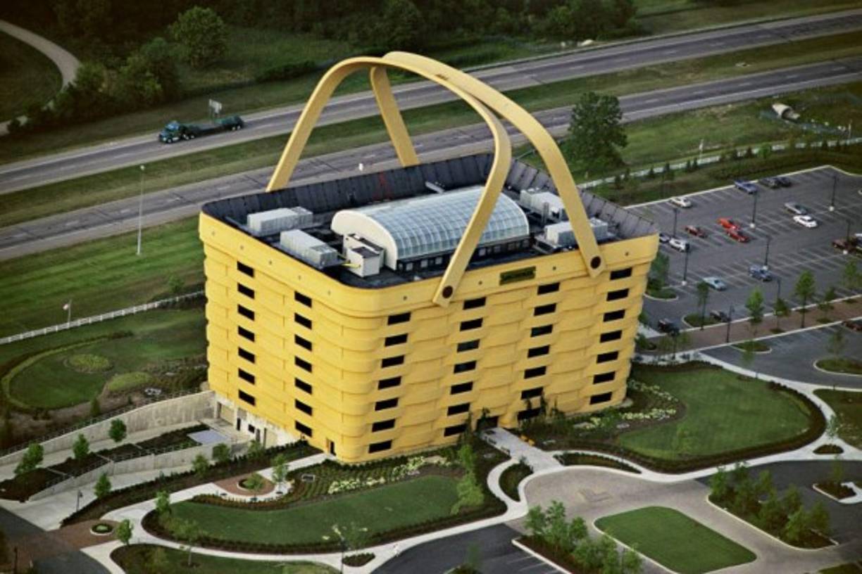 El Dave Longaberger en Ohio (EEUU). Es una empresa que se dedica a la fabricación de cestas de madera de arce hechas a mano, es por ello que el edificio construido en 1997 posee la forma de una cesta gigante. Tiene más de 60 metros de largo y 30 metros de alto. Las asas tienen 100 metros de largo, cada una de ellas pesa 75 toneladas.Foto:hn.globedia.com