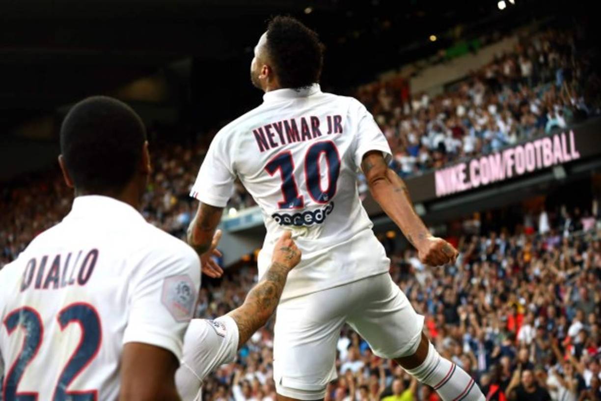 Brinco de emoción. Neymar soltó su furia celebrando su golazo.