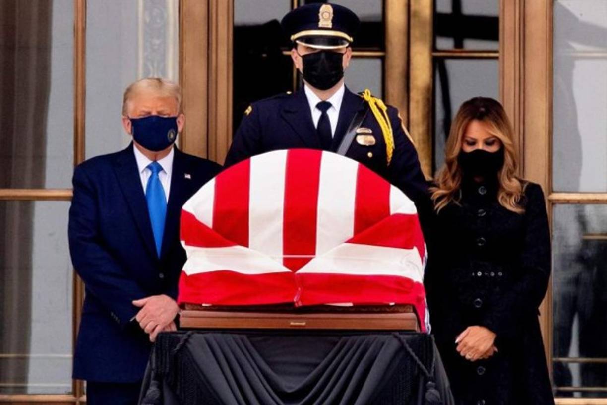 Una multitud abucheó este jueves al presidente de Estados Unidos, Donald Trump, durante su visita al Tribunal Supremo, para el funeral de la jueza de esa corte Ruth Bader Ginsburg, fallecida el viernes pasado y a la que el mandatario quiere reemplazar antes de las elecciones de noviembre.<br/>