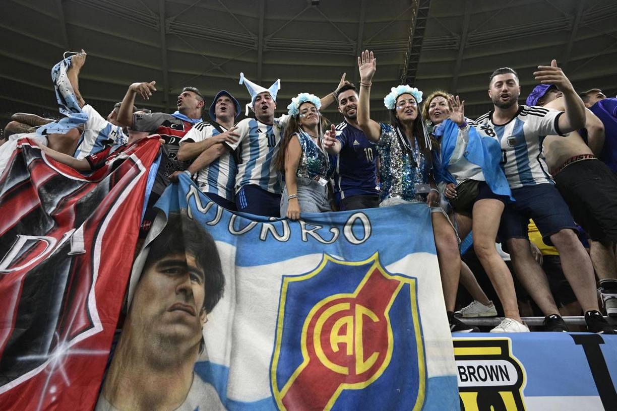 Los aficionados argentinos celebrando en el Ahmad Bin Ali Stadium la clasificación a cuartos de final.