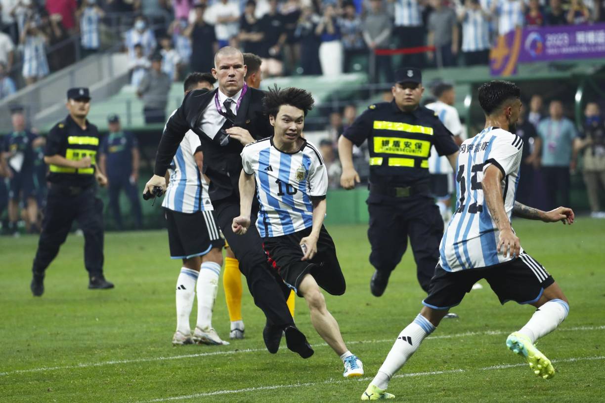 Elementos de seguridad fueron burlados por el aficionado que detuvo el partido por su invasión. 