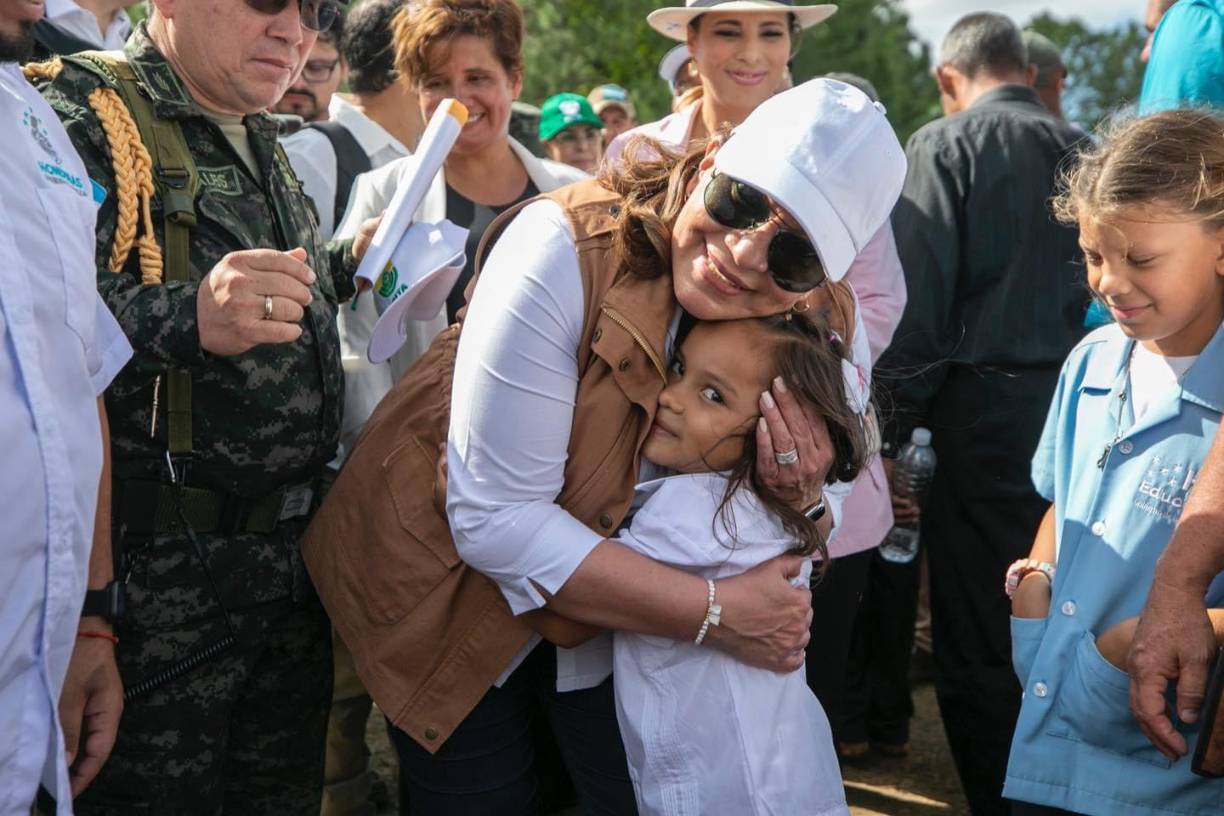 Xiomara Castro en la inauguración de una escuela agrícola en La Mosquitia. 