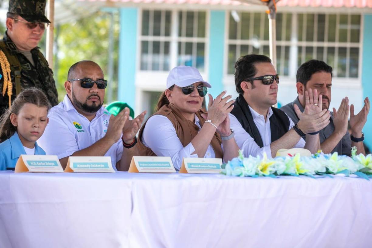 En la actividad también estuvo presente el secretario privado de la presidenta, Héctor Zelaya, y el titular de la Secretaría de Defensa, José Zelaya. 