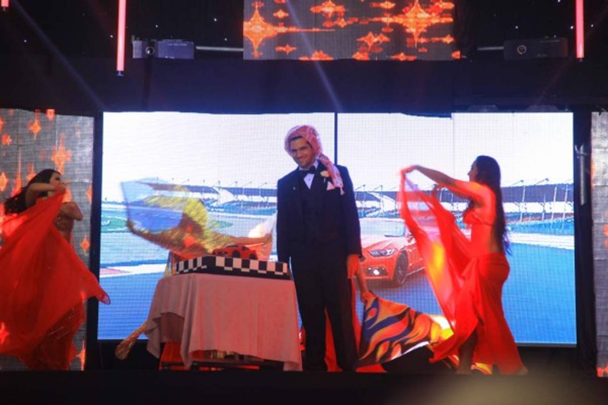 El cumpleañero de la noche fue el novio, a quien sorprendieron.