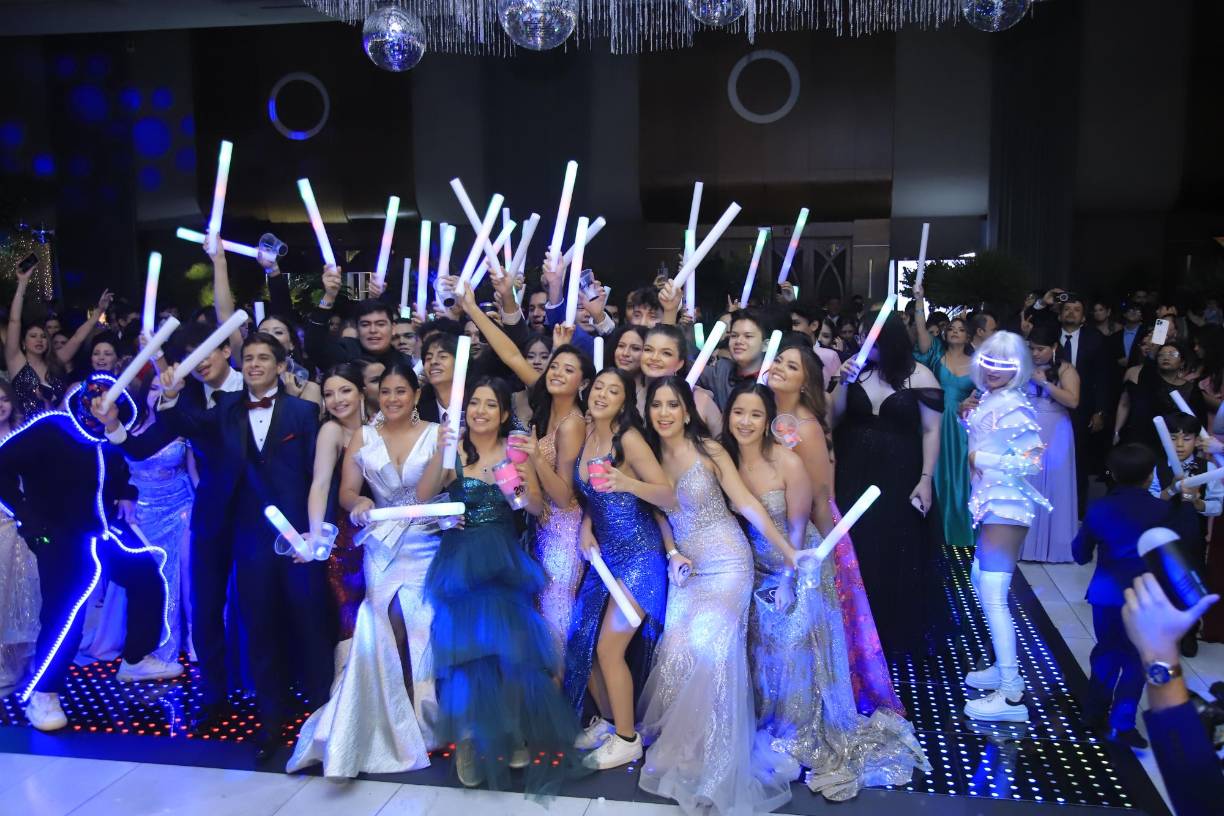 Llegó el momento más esperado por los Seniors 2024 de la Freedom High School, quienes, después de mucho trabajo y disciplina, han alcanzado la meta de graduación y una grandiosa fiesta en el Centro de Convenciones del hotel Copantl.