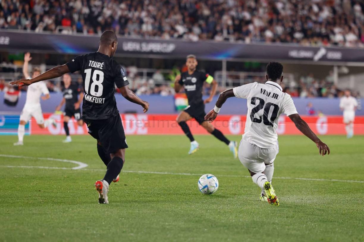 Vinicius mandando el pase para el segundo gol del Real Madrid.