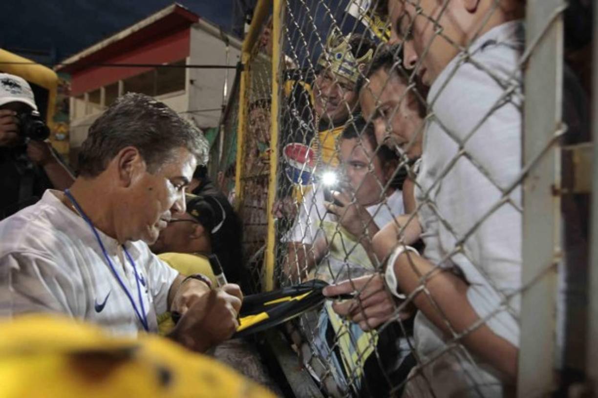Jorge Luis Pinto ha dado autógrafos a los aficionados que estuvieron presente en el estadio Morazán.