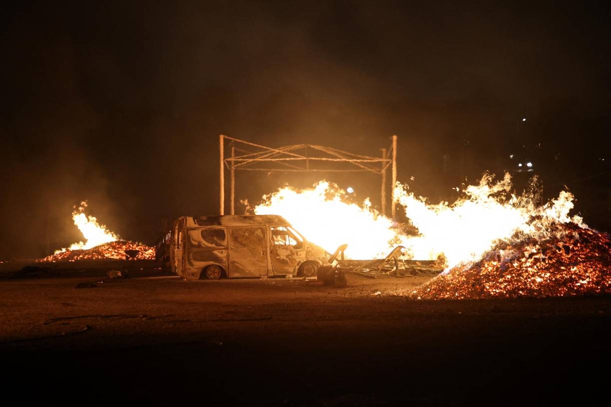 “A pesar de los esfuerzos sobrehumanos [de las fuerzas de protección civil], el <b>fuego</b> continúa propagándose rápidamente y se dirige hacia Penteli”, declaró a la prensa el portavoz de los bomberos Vassilis Vathrakogiannis.