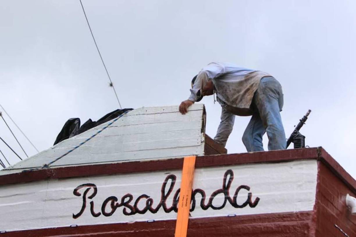 Como un profundo soñador que recuerda la fe de Noé, de quien la gente se burlaba llamándolo loco por la construcción de su barco en medio del campo, donde no existía agua ni mar, don Marlon Martínez comenzó la construcción de Rosalinda, un velero que lleva el nombre de su compañera de vida, que nunca lo dejó solo, a pesar de que para los demás parecía un sueño descabellado.