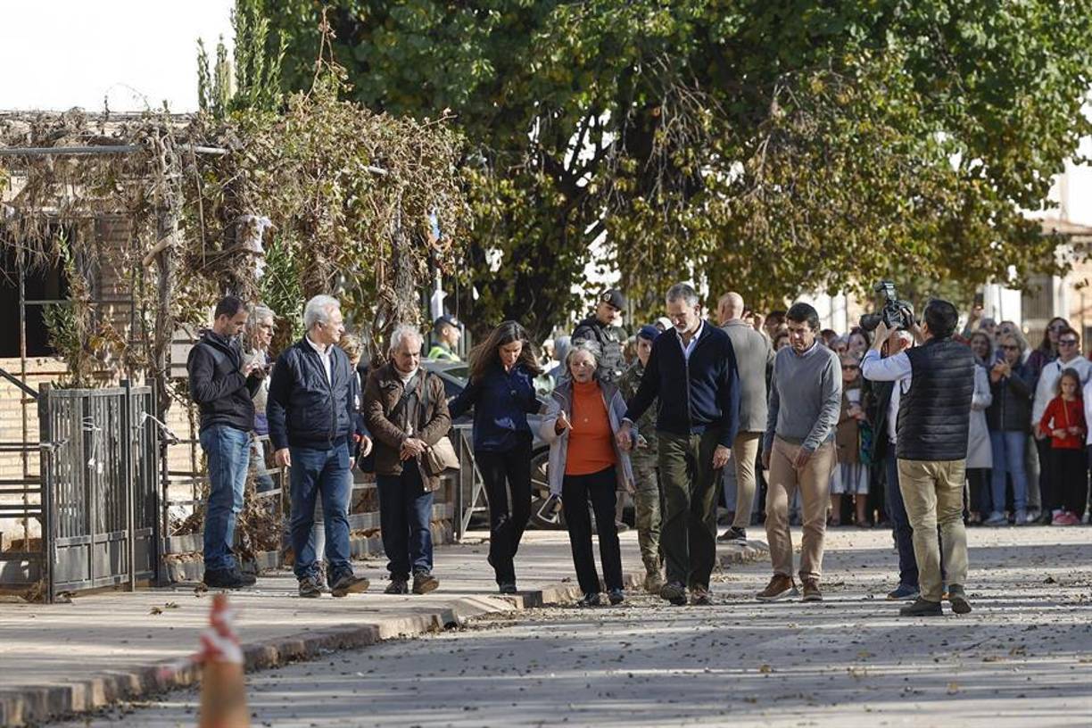 Felipe VI ha valorado asimismo la labor vecinal de apoyo mutuo para salir adelante, en conjunto con el esfuerzo de las administraciones.