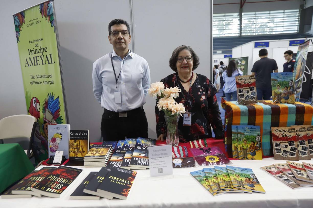 José H. Bográn y Waldina Bográn también figuran en la FIL. La aclamada periodista que laboró para Diario La Prensa, y también actriz del Circulo Teatral Sampedrano expone sus obras junto a su hijo, quien también heredó el amor por escribir. 