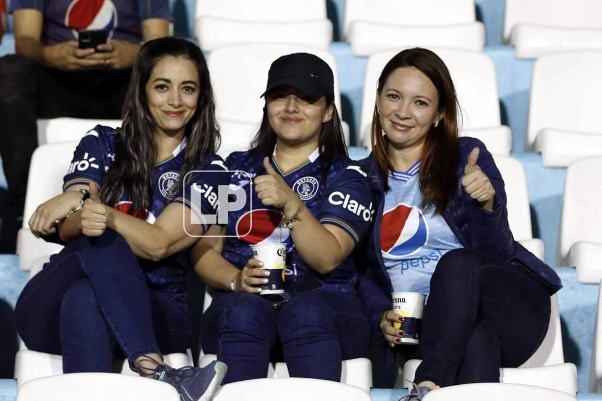 Estas bellas aficionadas motagüenses disfrutaron del partido en el estadio Nacional Chelato Uclés.