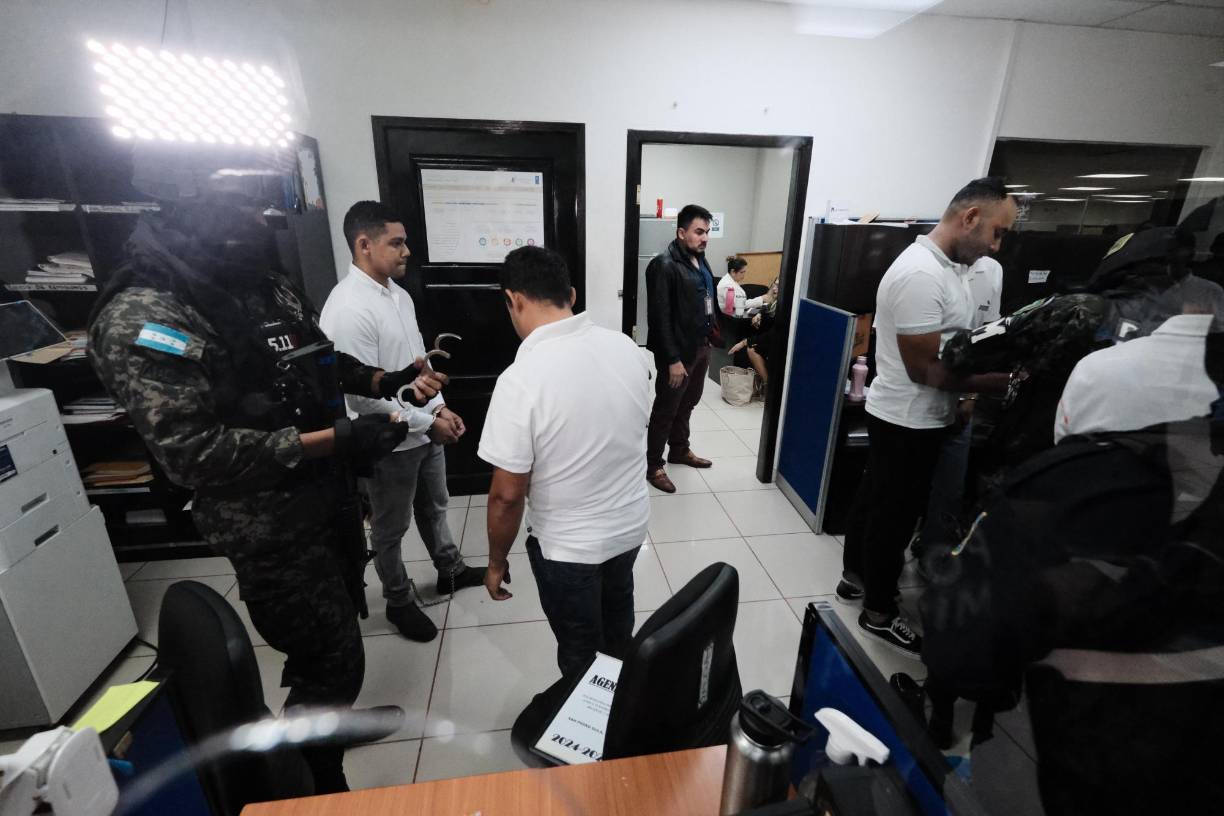 Hasta el momento, el paradero de la caja fuerte y de lo robado es desconocido. Las investigaciones están en curso para identificar si hay más personas involucradas en estos delitos.