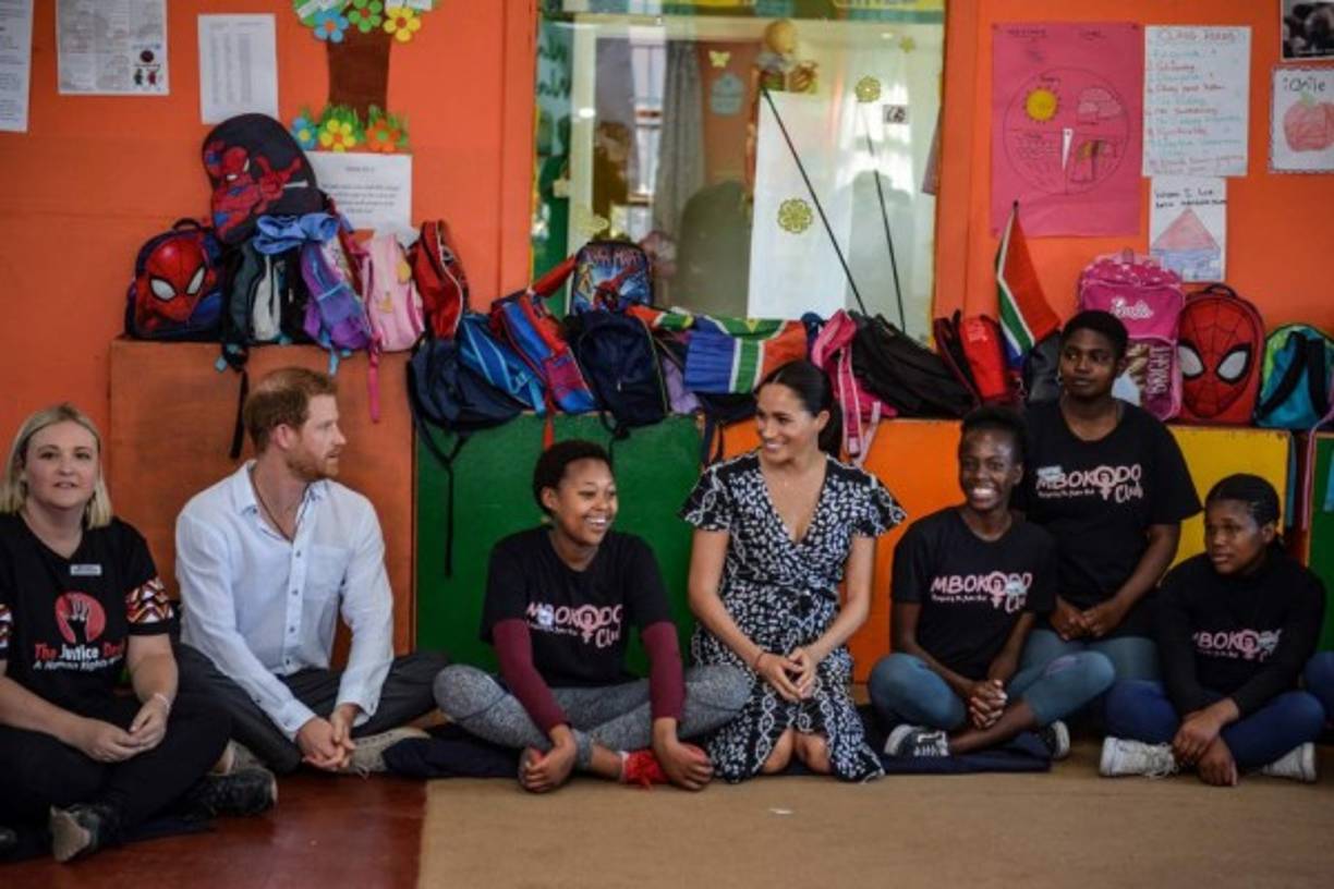 Con este viaje el príncipe Harry rendirá homenaje a su madre, la fallecida princesa Diana, siguiendo sus pasos en Angola. Allí, en un icónico viaje en 1997, Diana de Gales apoyó campañas de eliminación de minas caminando por los campos que estaban siendo limpiados.<br/>