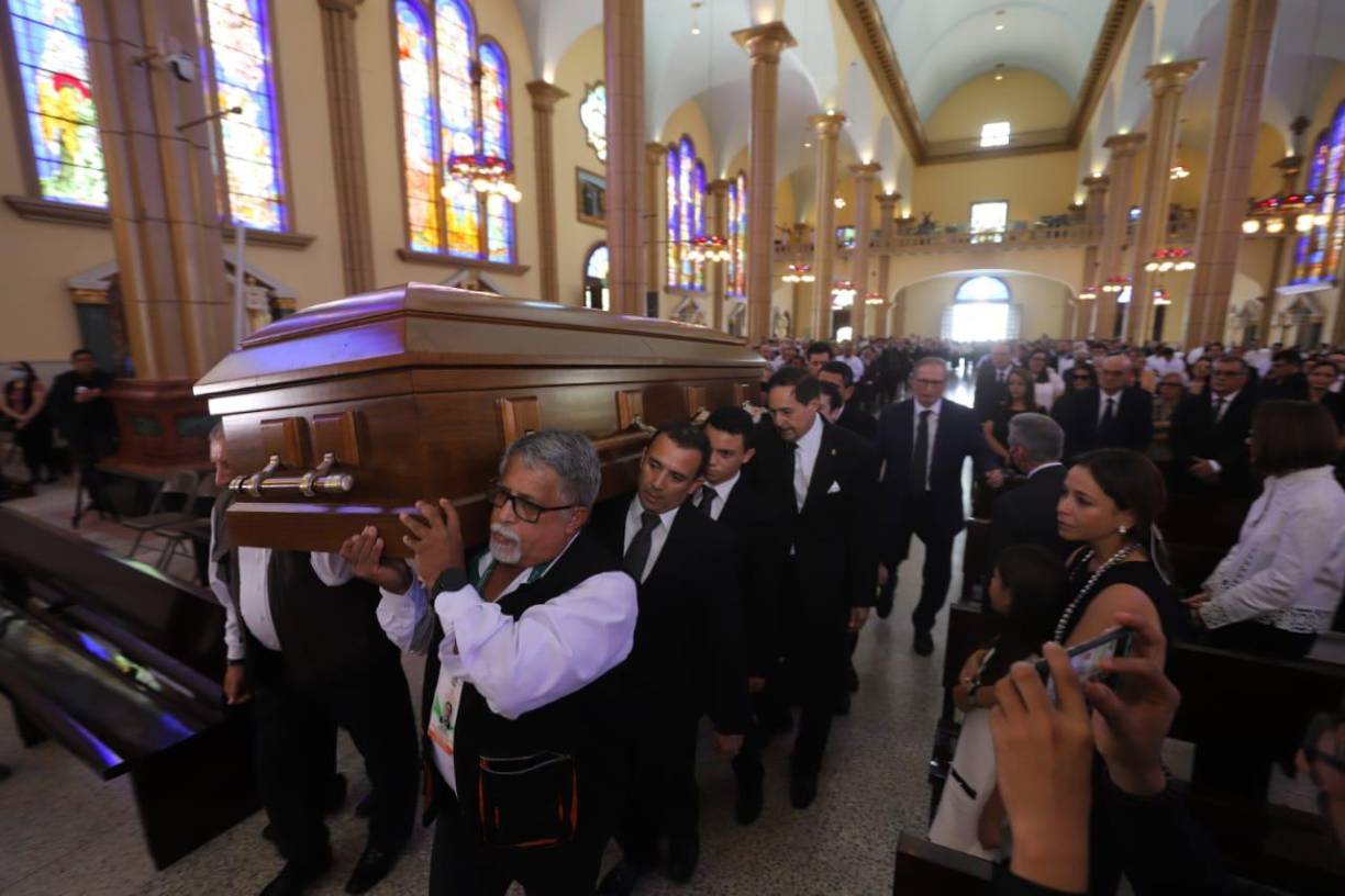 Bueso Arias deja un legado invaluable, destacando en el sector bancario hondureño como fundador del reconocido Banco de Occidente. 