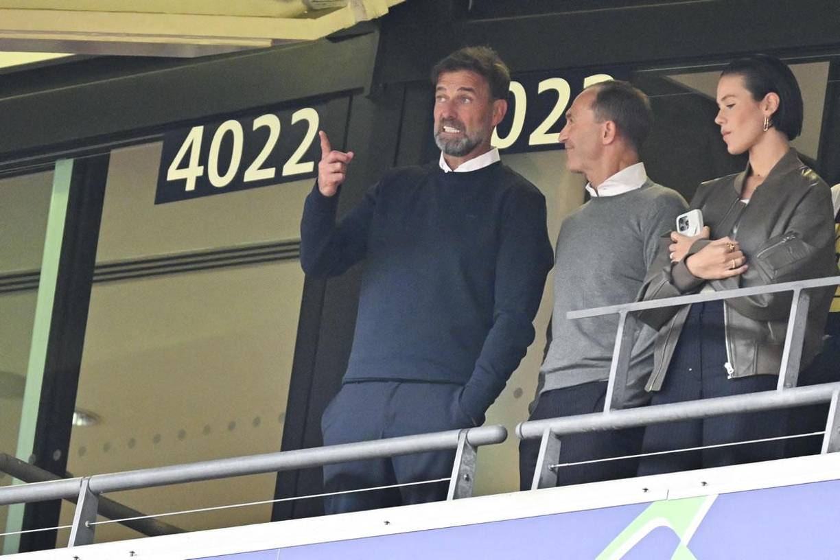 Jurgen Klopp, que recientemente se despidió del Liverpool, llegó al estadio para apoyar al Borussia Dortmund. El alemán actualmente se encuentra sin equipo y, según comentó hace unos días, se dará un tiempo para recuperar fuerzas tras nueve años con los ‘Reds’.