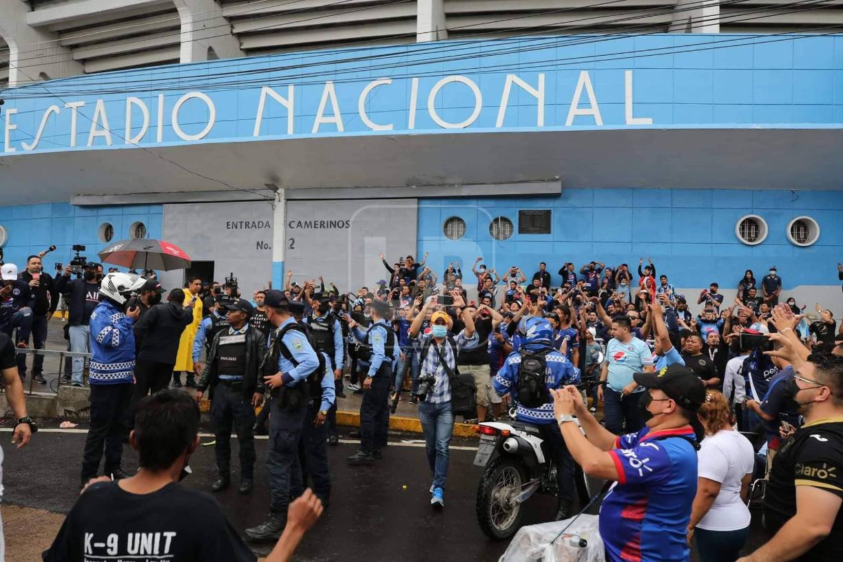 Aficionados del Motagua llegaron desde muy temprano al estadio Nacional Chelato Uclés. 