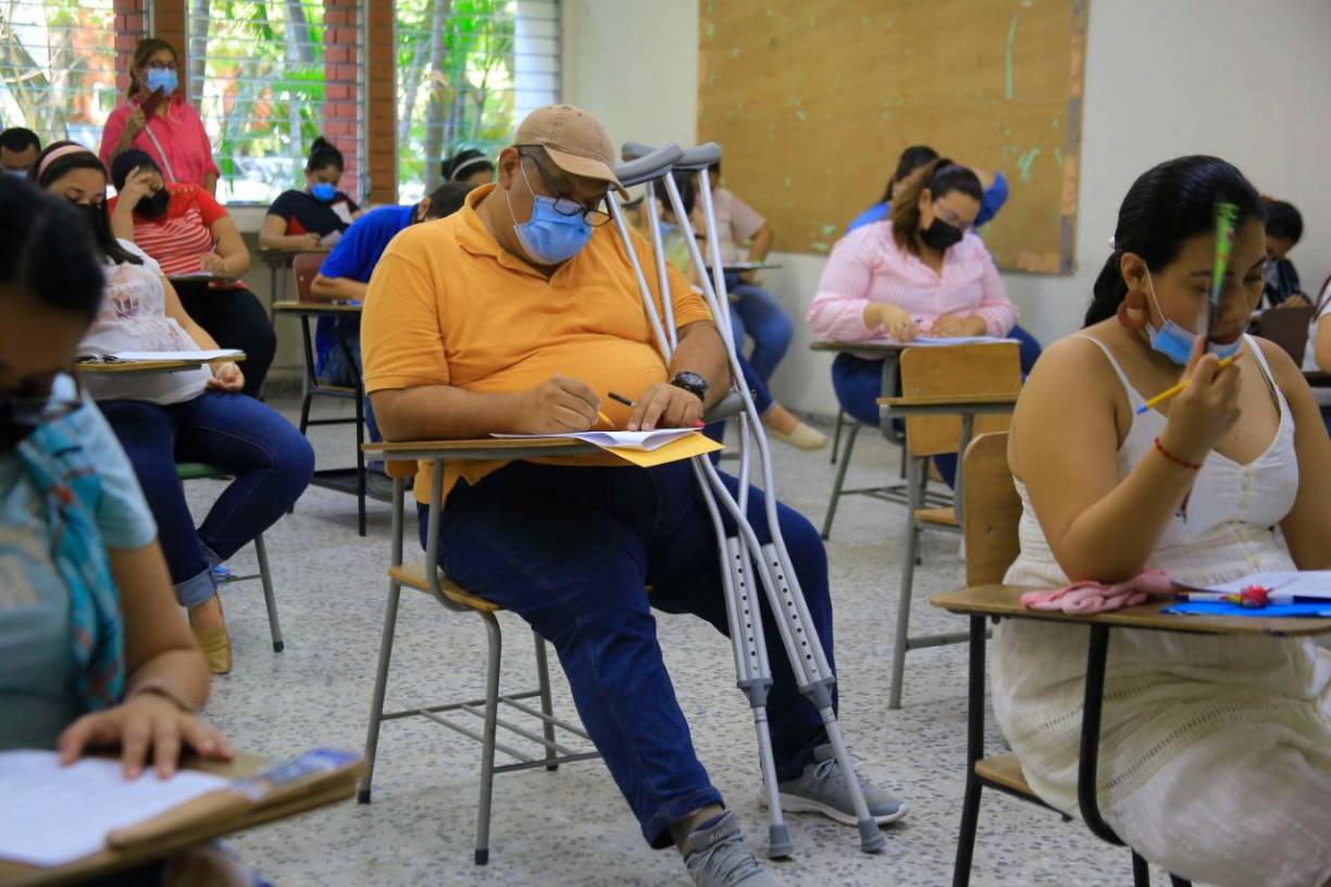 “Quedo decepcionada con las preguntas de estos exámenes. Solo espero que la aplicación de estos concursos no sea parte de una excusa para colocar personas afines con partidos políticos”, cuestionó una docente concursante.