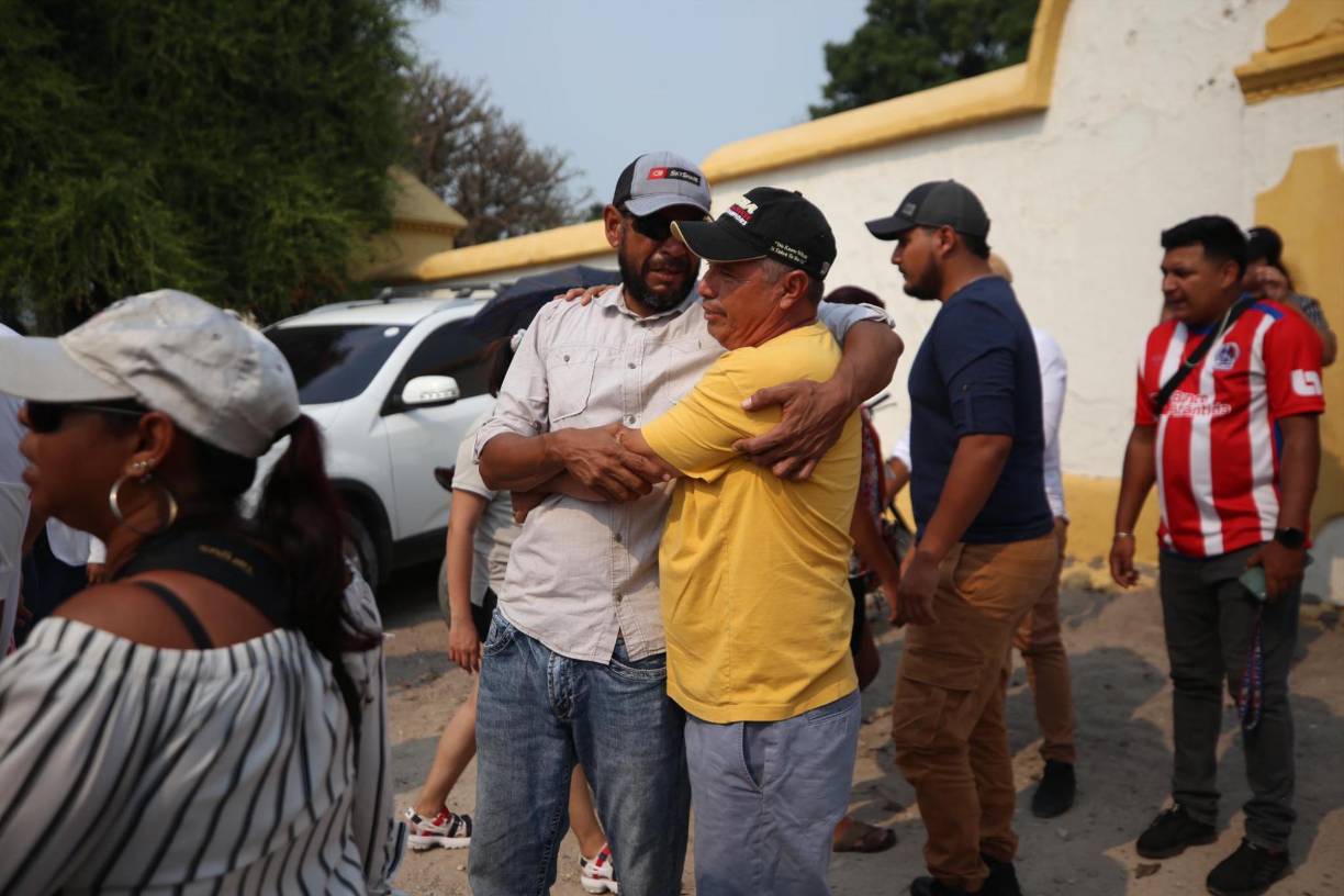 Dos personas se abrazaron en el momento que llegaron los restos de Elmer Canales al Cementerio General.