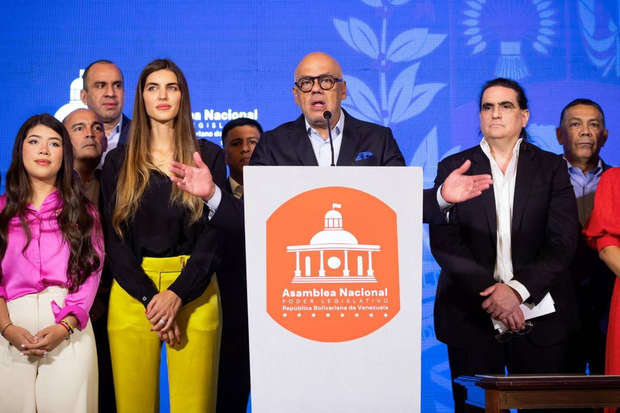 El medio venezolano también desveló que en 2011 Saab firmó un contrato con el Gobierno de Hugo Chávez para proveer casas prefabricadas para el plan “Misión Vivienda”. 