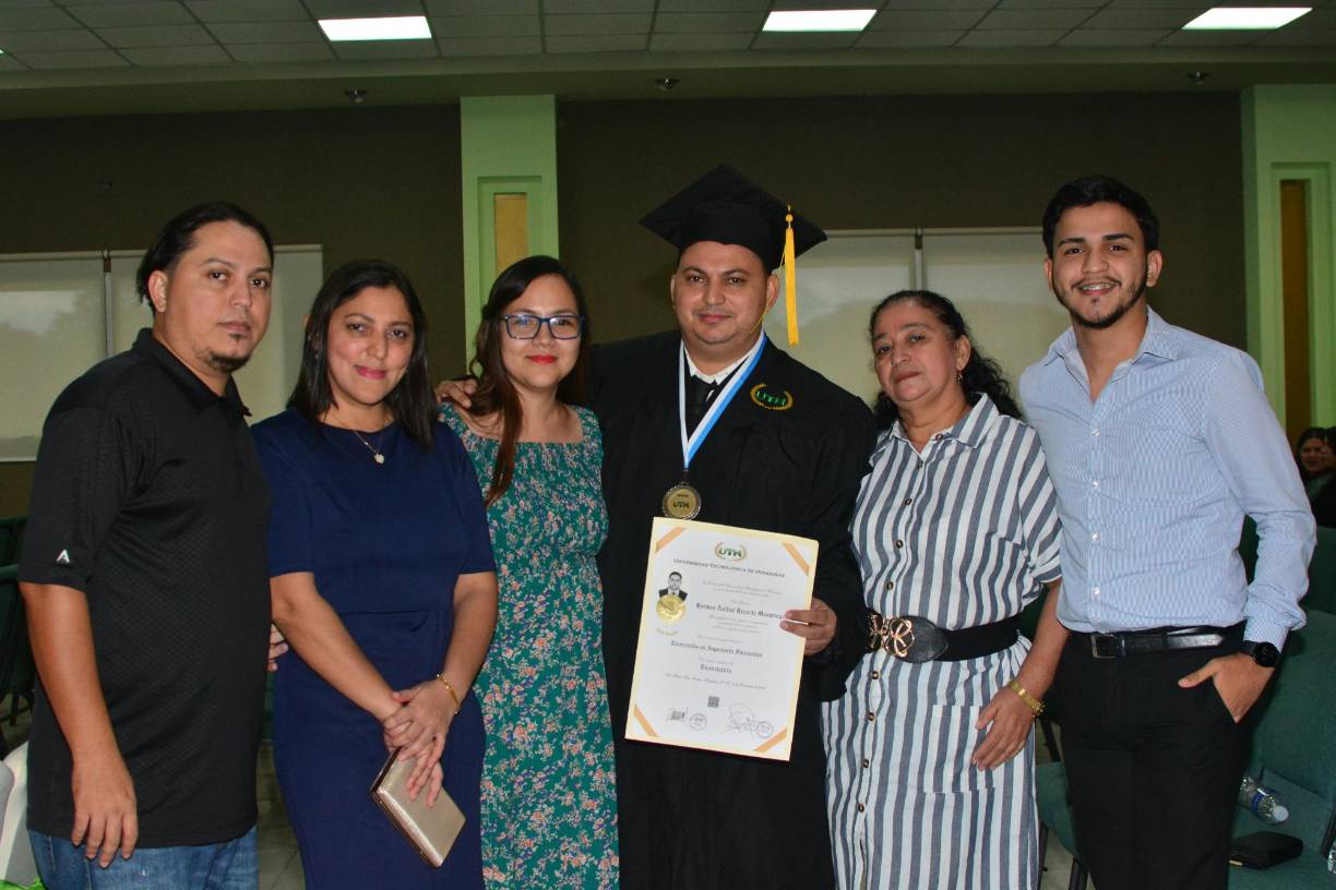 Allan Recarte, Karla Recarte, Kenia Turcios; Hermes Recarte, Mercedes Mazariegos y Cristian Rodríguez