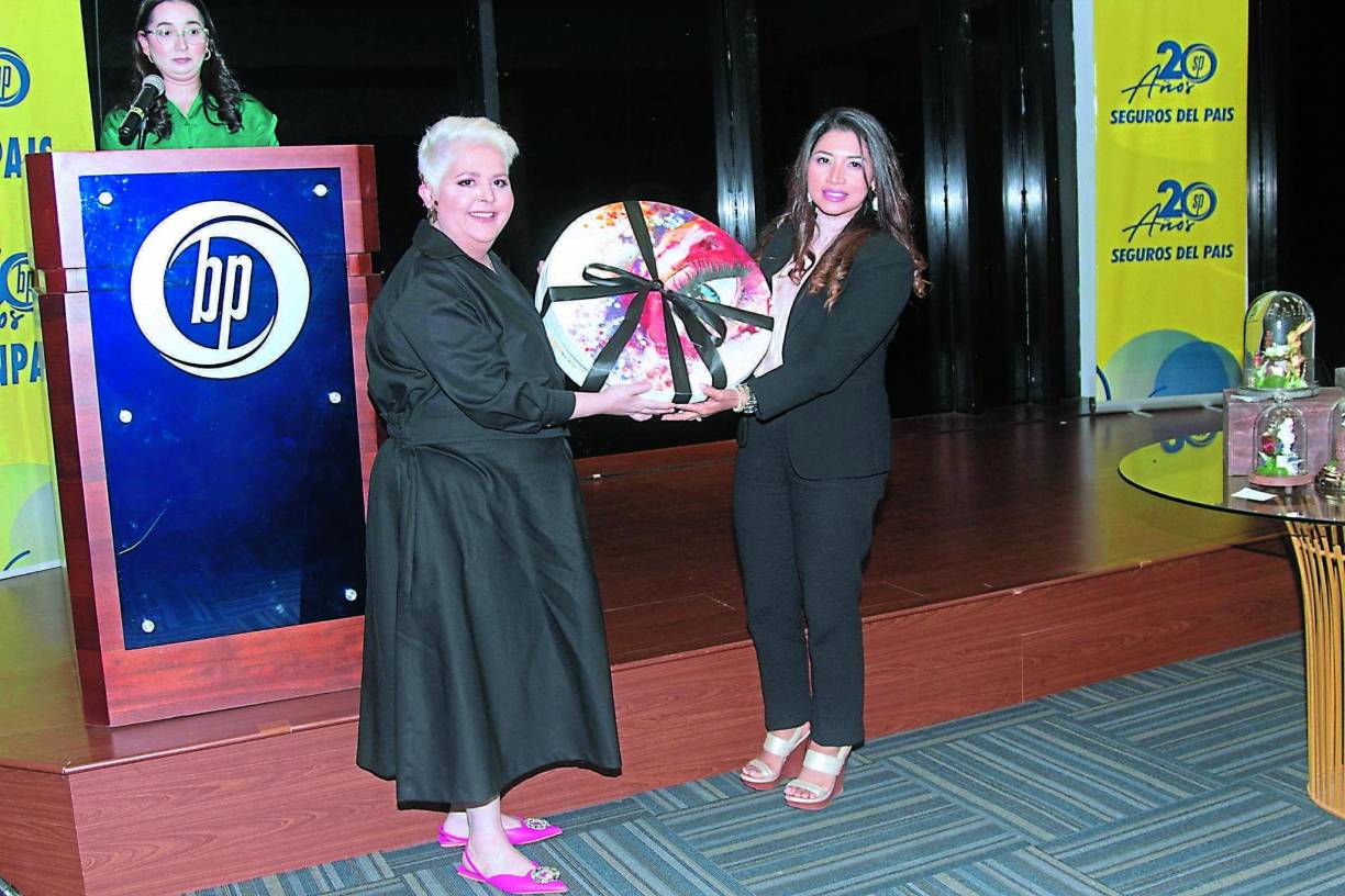 Entrega del reconocimiento a la artista Pamela Letona.