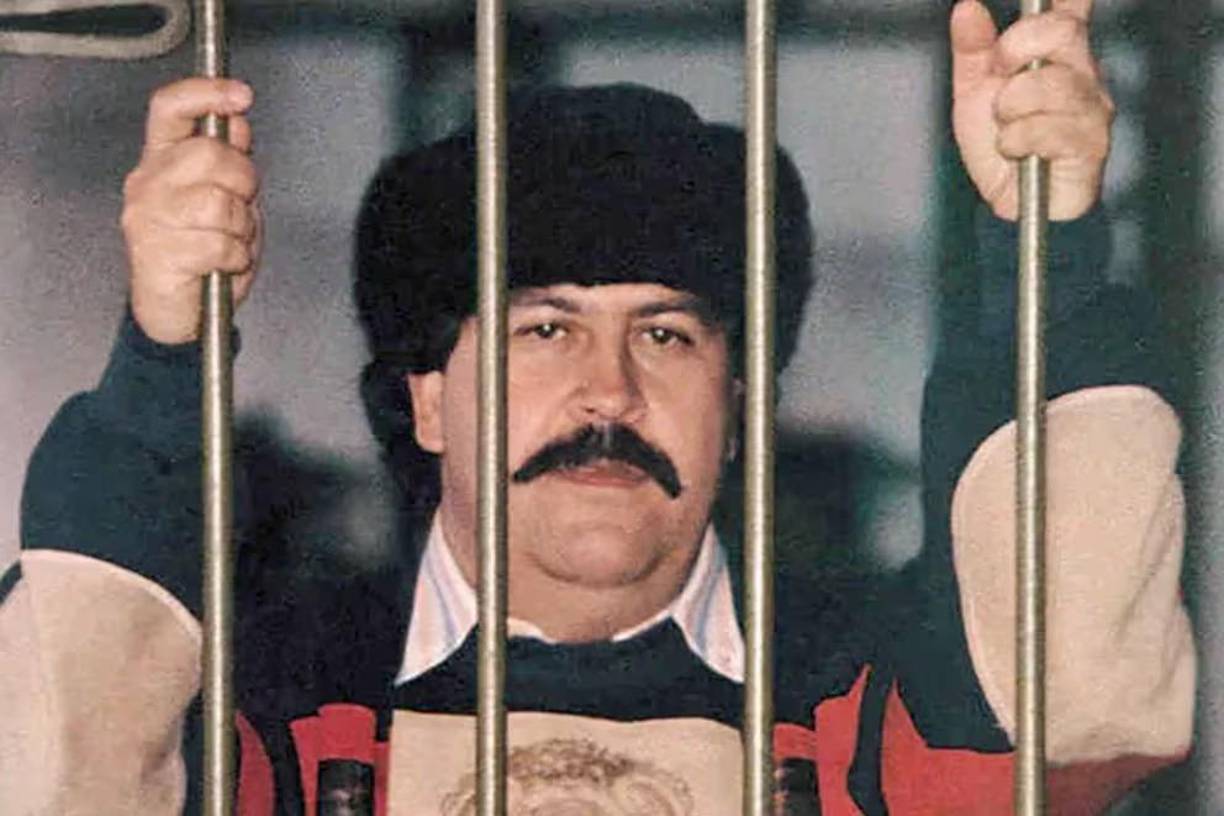 El 2 de diciembre de 1993, Pablo Escobar, considerado el mayor narcotraficante de la historia de Colombia, fue abatido, marcando el fin de una era de violencia y tráfico de drogas en el país. Sin embargo, tras su muerte, comenzaron a circular numerosas historias sobre el paradero de su enorme fortuna y el papel de su familia en su distribución.