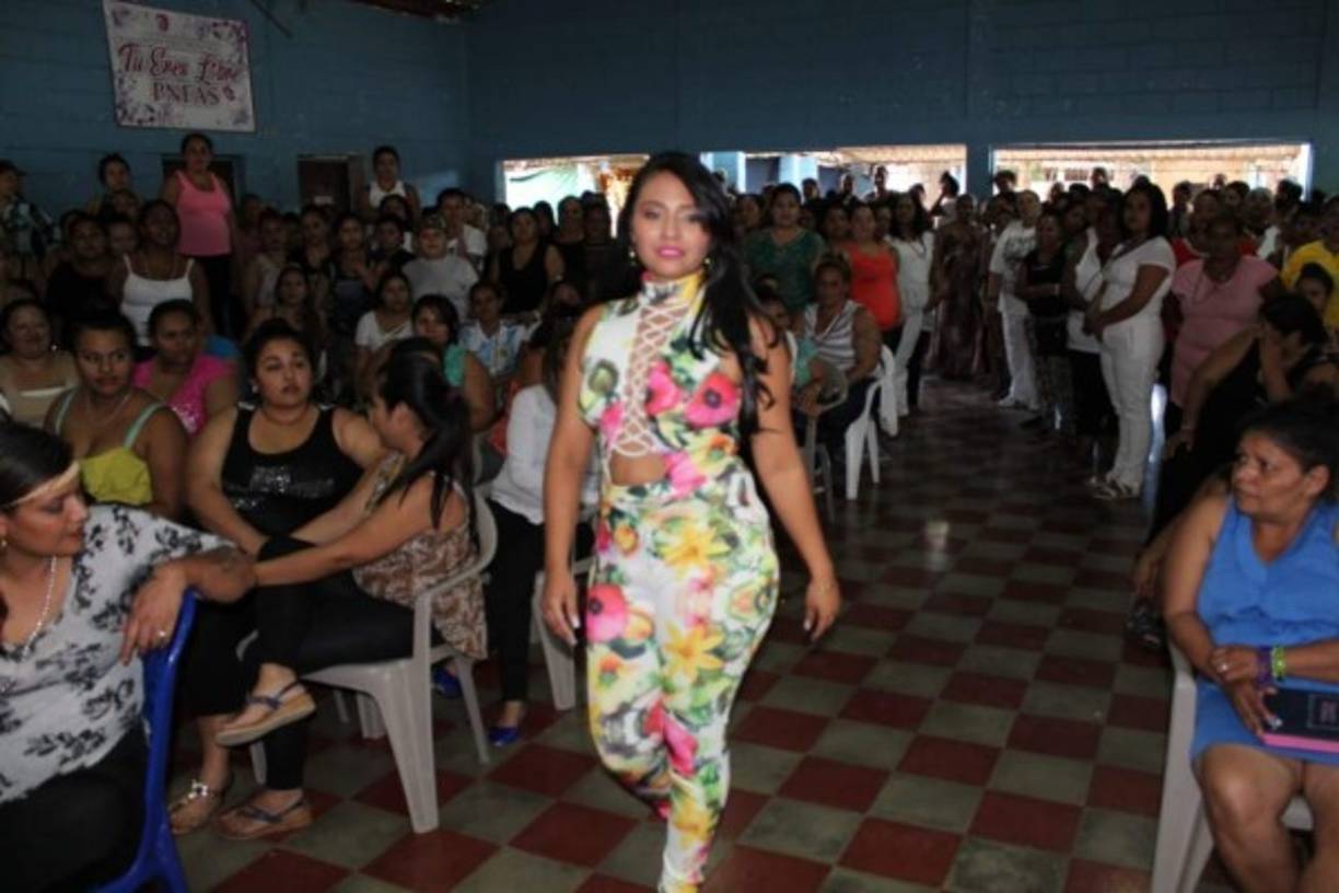 Se presentaron con ropa deportiva, ropa casual y ropa de noche, ahí fue donde destacaron algunos elegantes vestidos y, los cabellos, fueron adornados con moños elaborados por compañeras de celda.