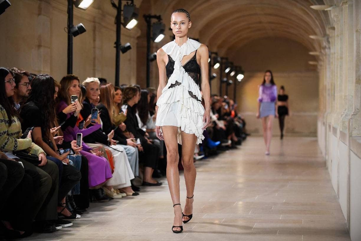 Juvenil propuesta para combinar el blanco y el negro con un minivestido de olanes.