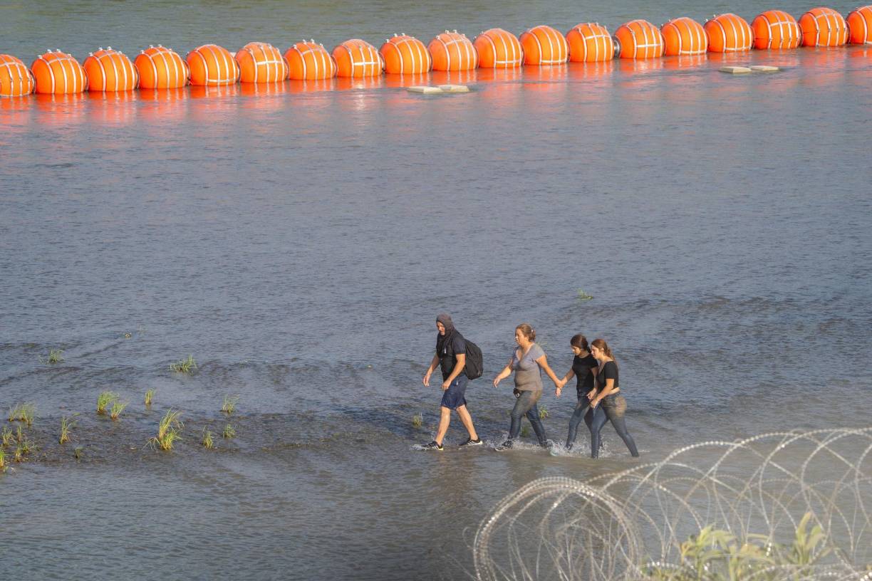 El Gobierno de Texas también ordenó la instalación de una barrera de boyas en el río Bravo para impedir el paso de los migrantes.
