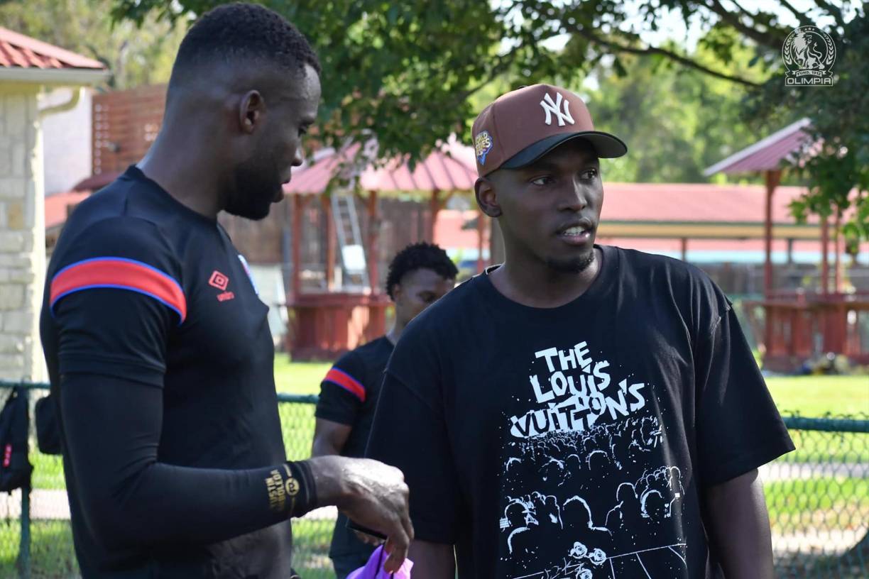 Alberth Elis estuvo conversando con el plantel del Olimpia, club donde se dio a conocer.