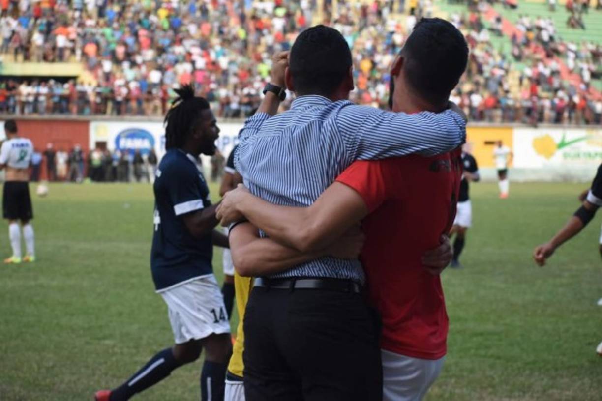 La celebración del entrenador del Honduras Progreso, Luis Alvarado.