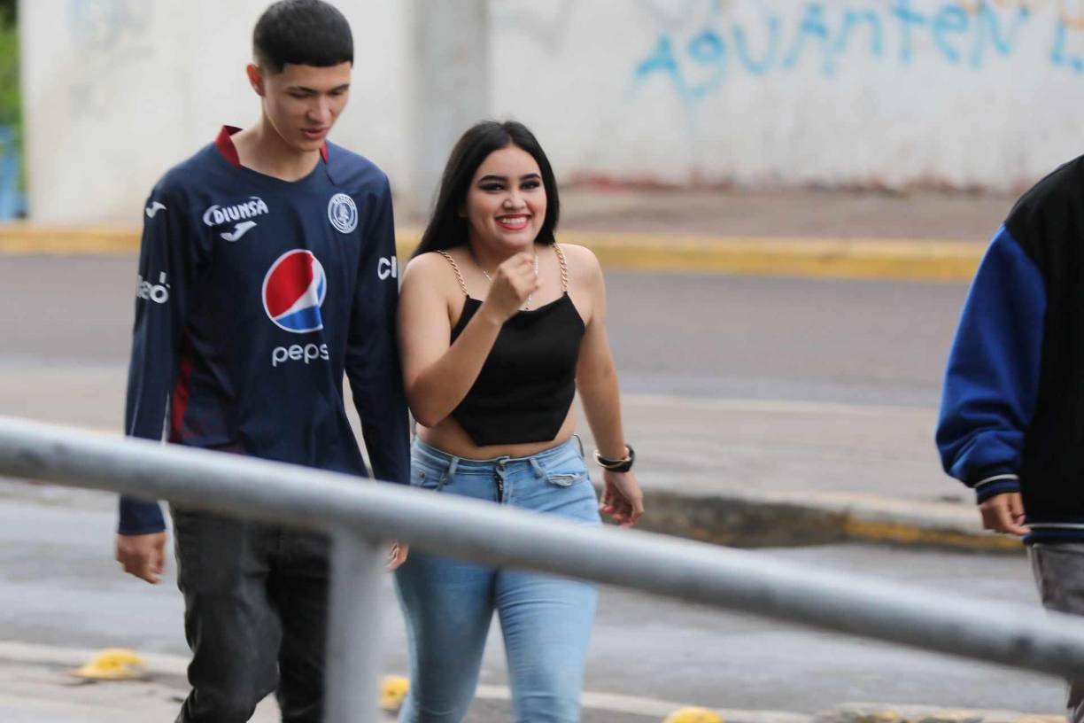 Una de las parejas que llegó al estadio. 