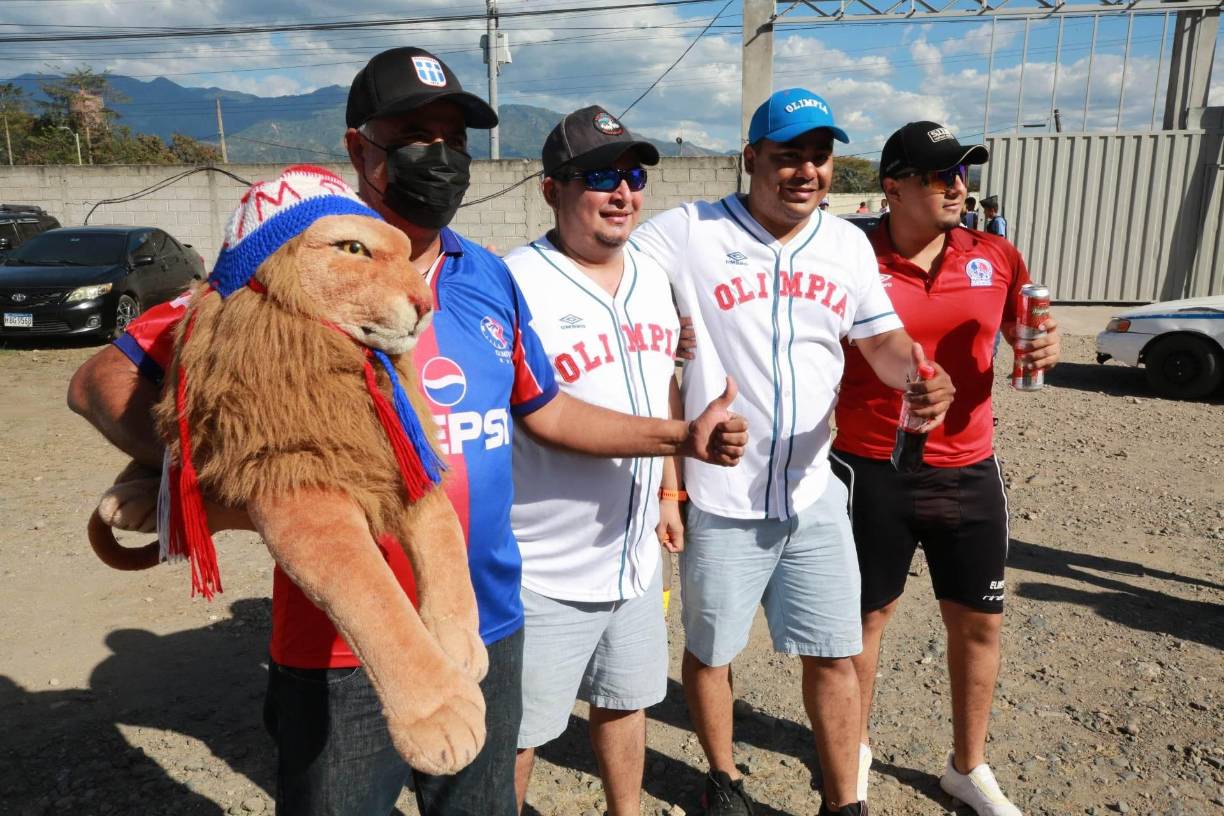 Las cámaras de Diario LA PRENSA captaron el gran ambiente entre los fanáticos que no perdieron la oportunidad para posar al lente.