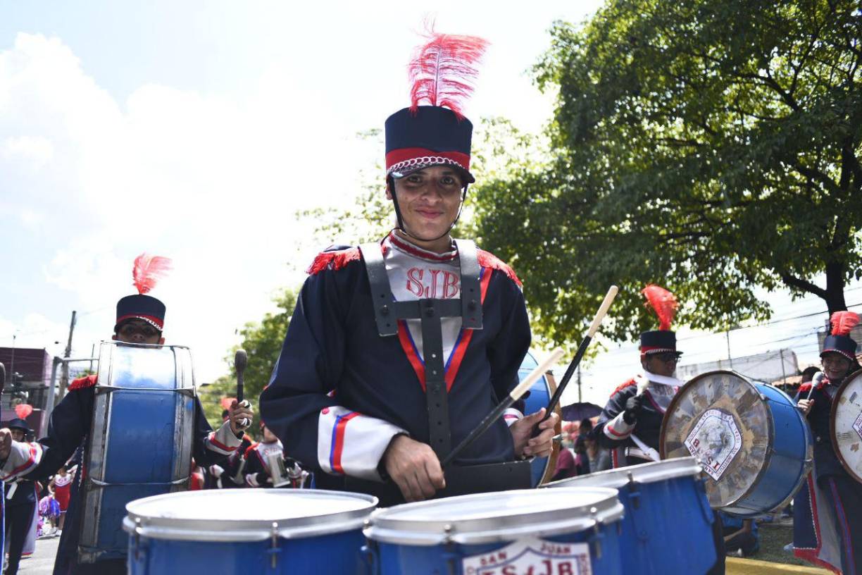 En el estrado principal están las autoridades educativas y el alcalde.