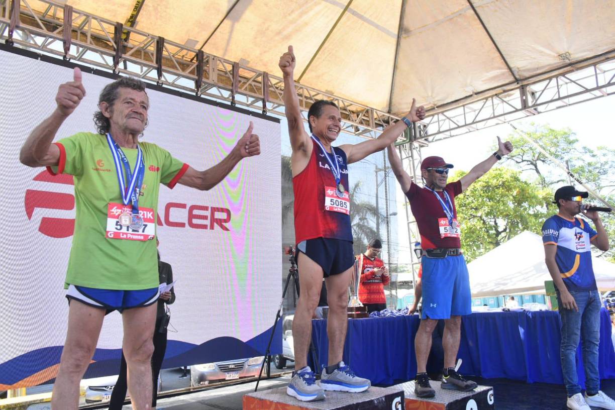 Los medallistas de todas las categorías de la Maratón de LA PRENSA se mostraron muy contentos por el objetivo alcanzado.