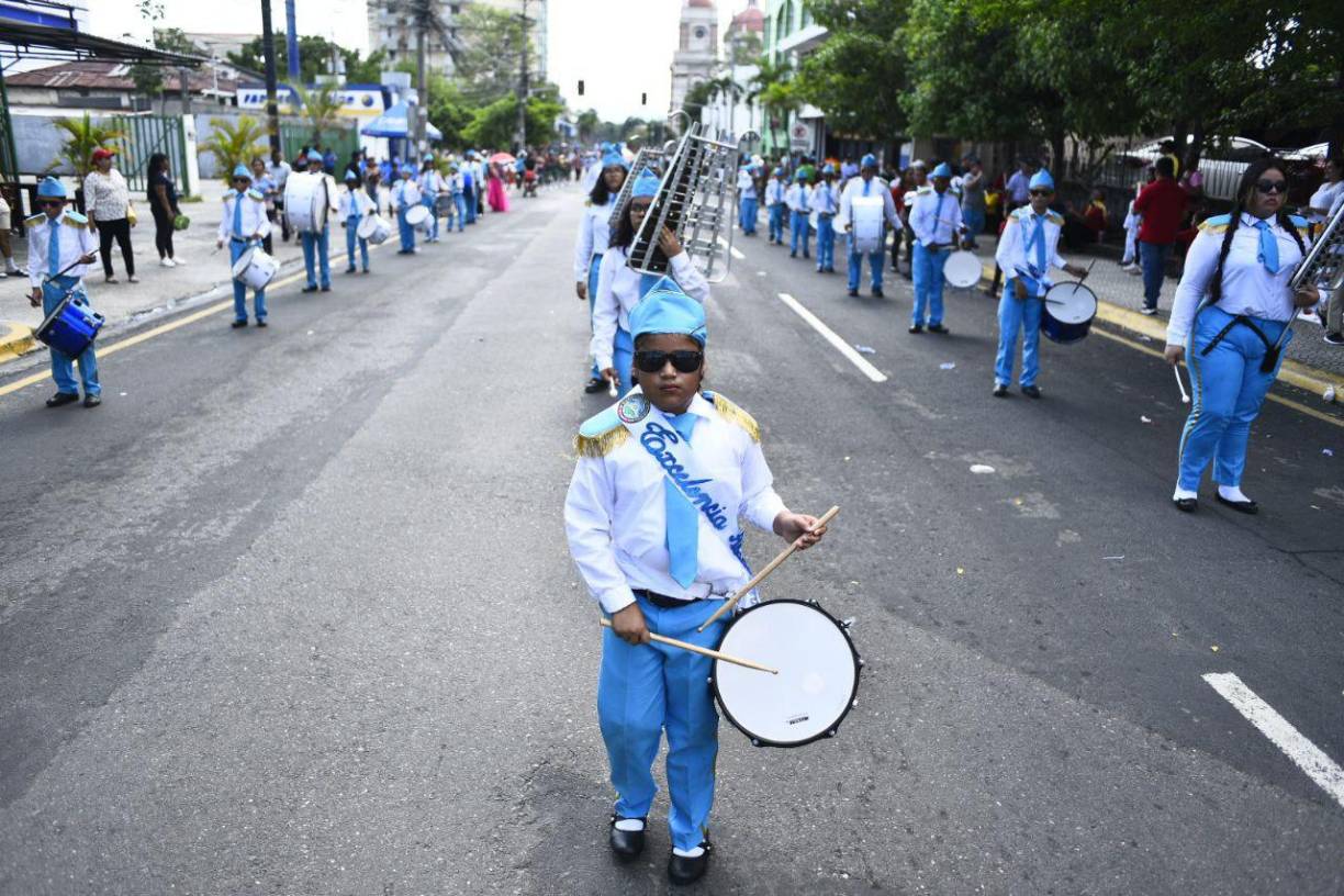 El desfile inició a las 7:00 a.m. desde LA PRENSA hasta Plaza de las banderas, donde cada uno tendrá 5 minutos para hacer sus presentaciones. 