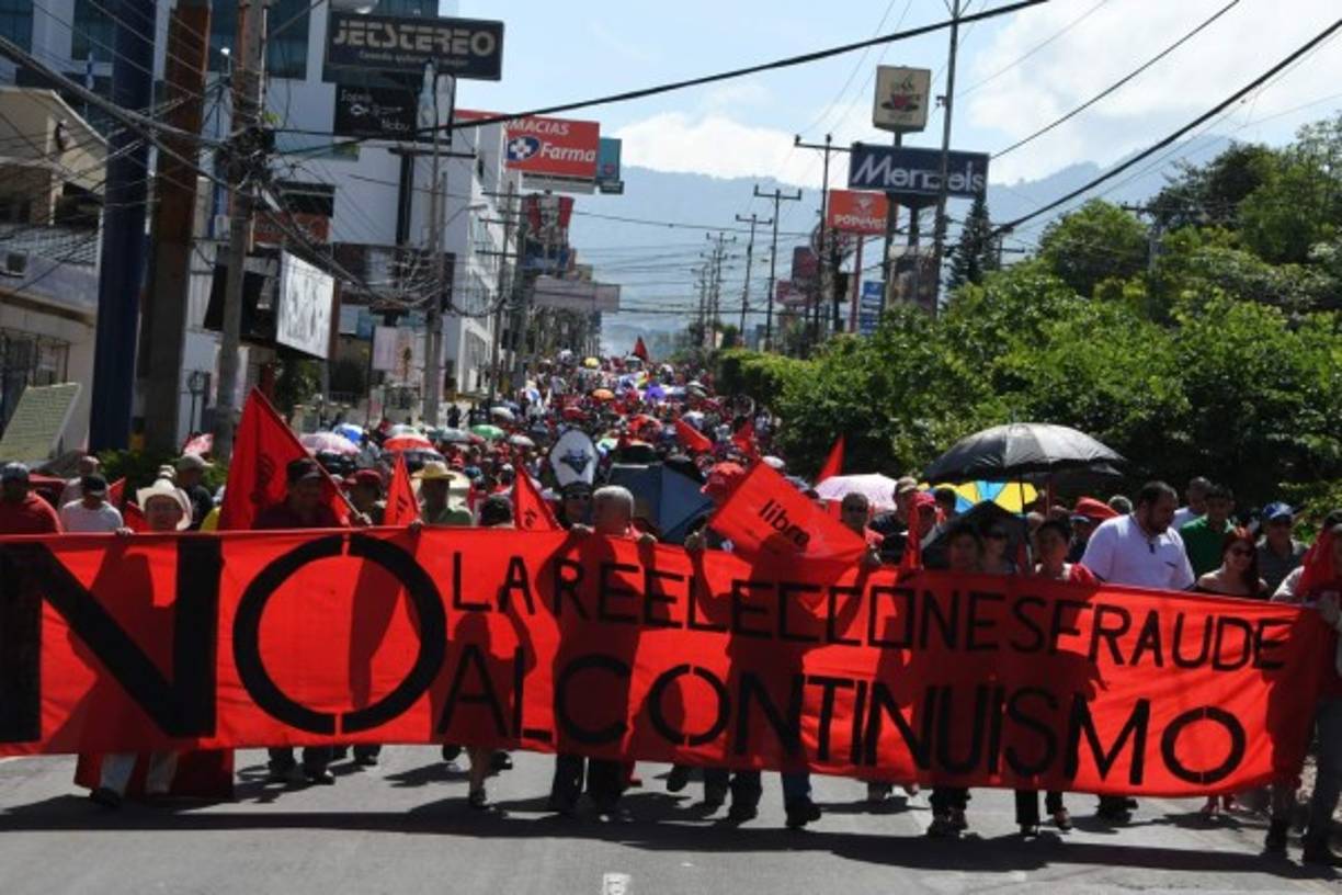 Durante los desfiles conmemorativos de la Independencia hondureña, miles de opositores convocados por la 'Convergencia contra el Continuismo' del presidente Juan Orlando Hernández iniciaron la marcha acompañados de bandas de guerra, por el bulevar Morazán hacia el parque central.<br/>