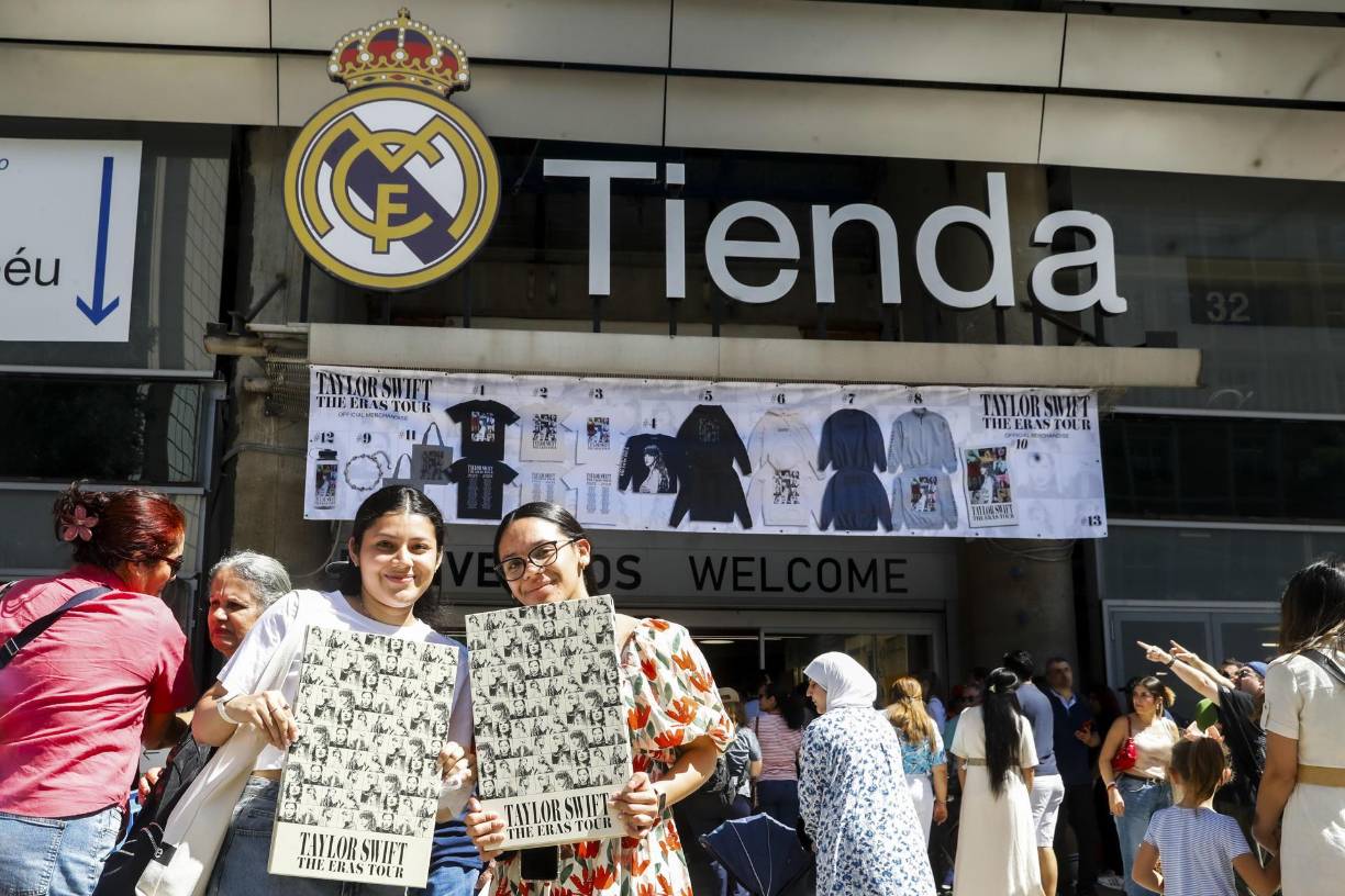 Varias personas a las puertas de la tienda de 'fans' de Taylor wift en el Bernabeu, este martes, en Madrid, un día antes de su primer concierto en la capital. 