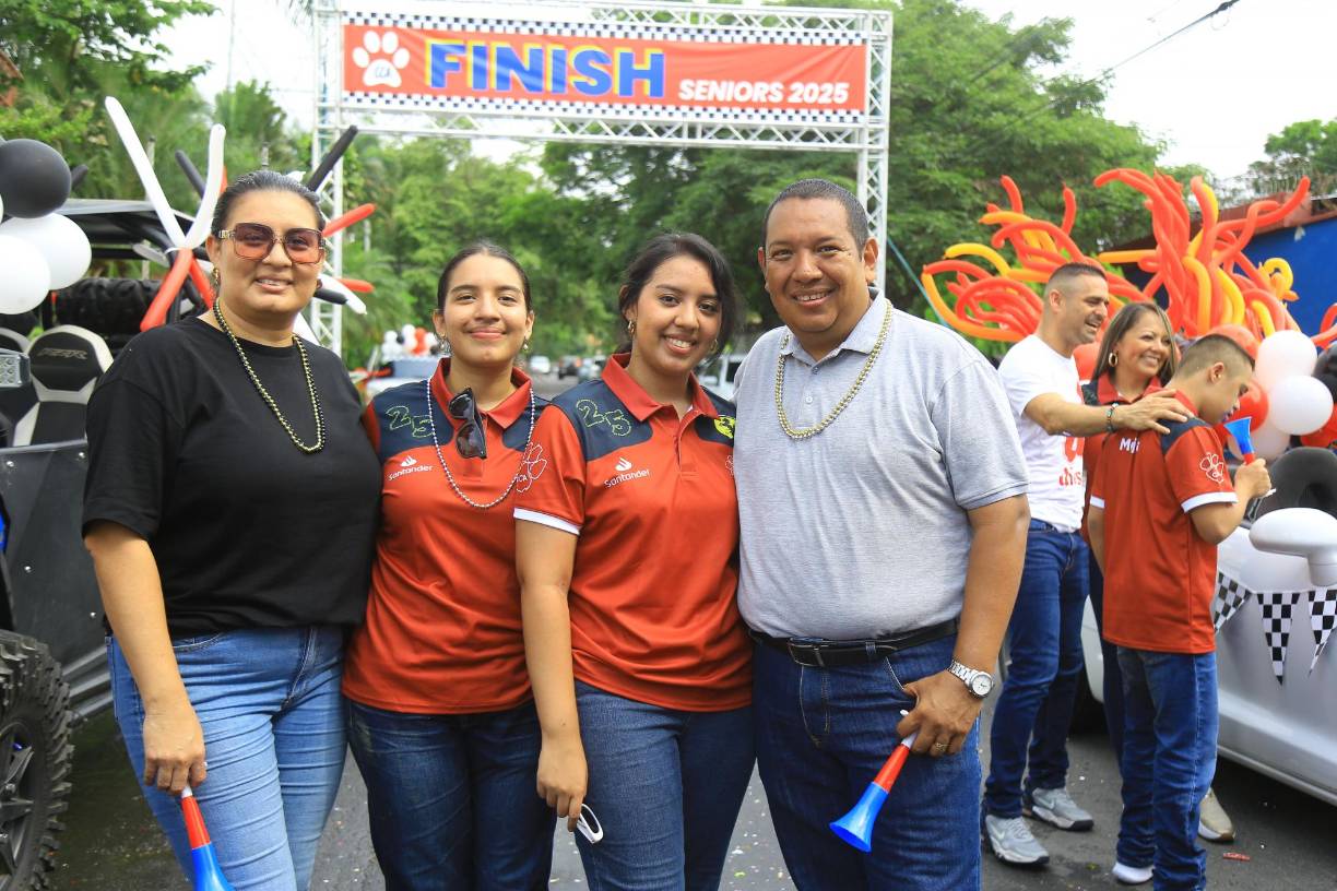 Samia, Rebeca, Raquel y Carlos Flores. 