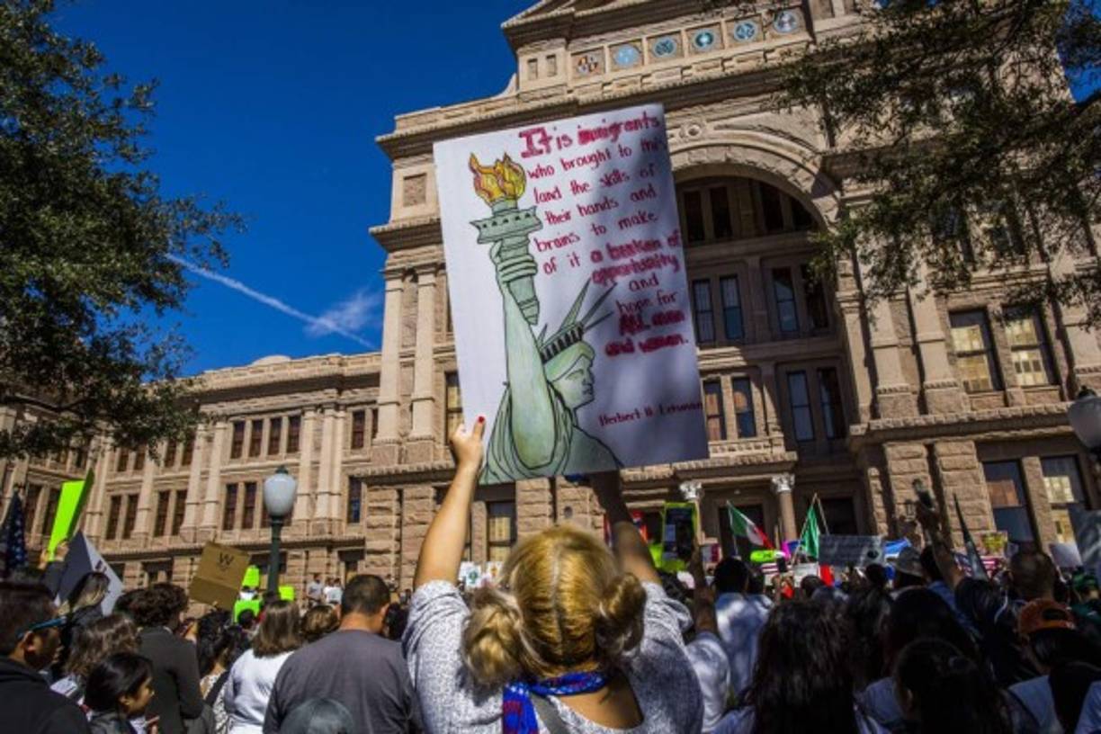 La mezcla de protesta, boicot y huelga tiene lugar en momentos en que un gran temor se extiende principalmente en la comunidad de latinoamericanos en todo el país, a causa de las operaciones que desembocaron en la detención de cientos de extranjeros sin papeles que viven en Estados Unidos.