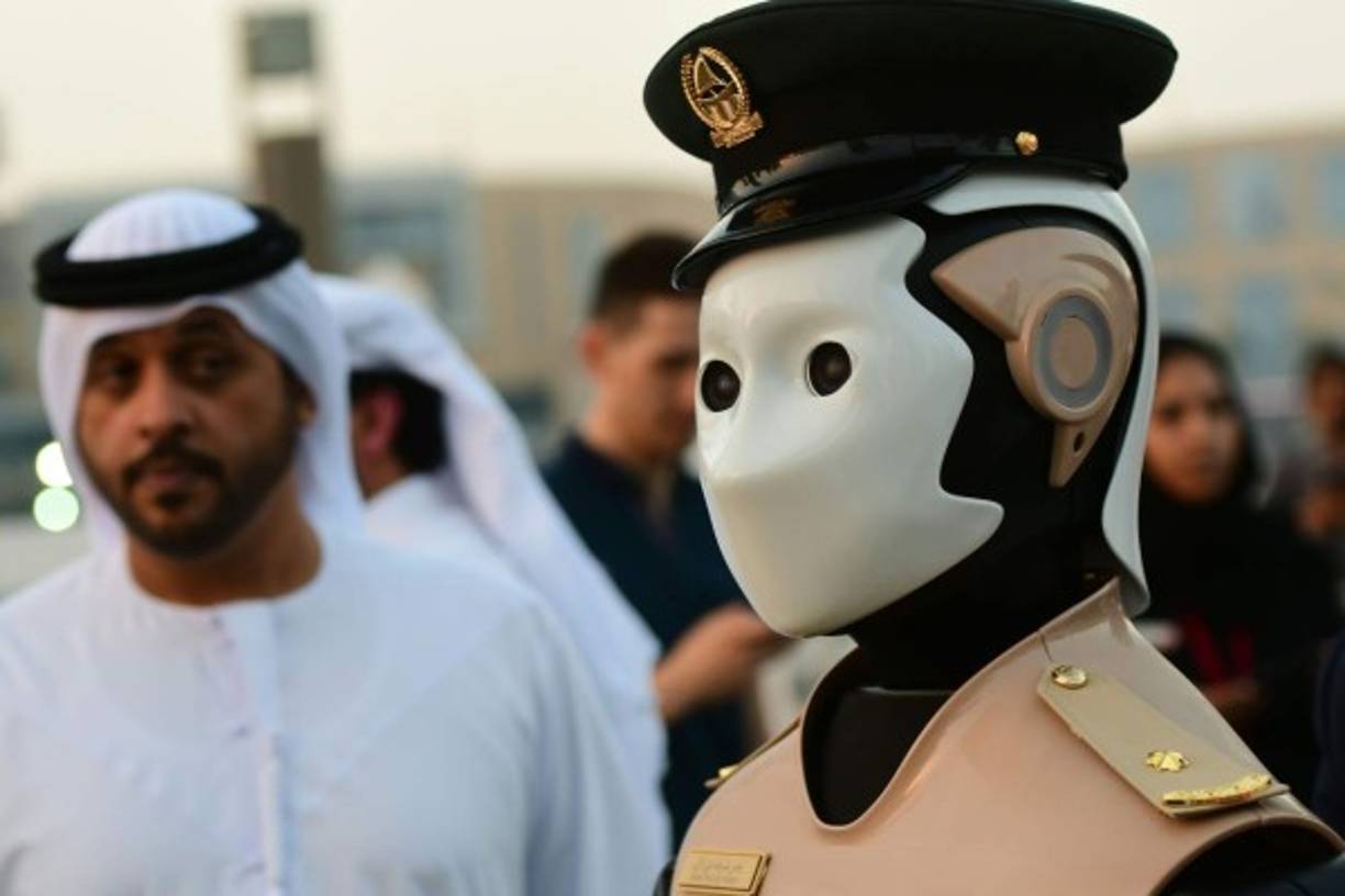 'Nuestro objetivo es que los robots constituyan 25% de nuestros efectivos antes del 2030', declaró el general de brigada Jaled al Razzuqi, un oficial de la policía de Dubái. AFP