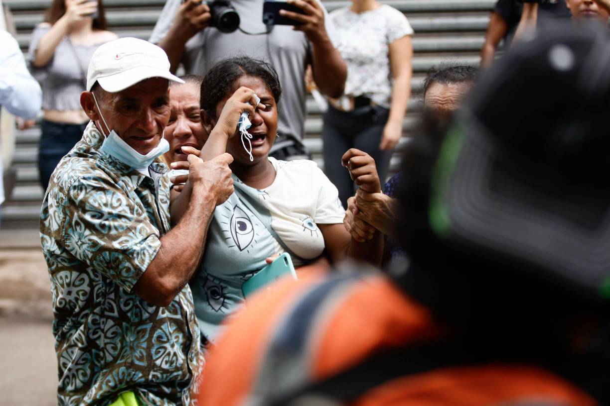 Aquella mañana del 20 de junio, según la versión oficial, integrantes de la pandilla Barrio 18 mataron a tiros a 23 y quemaron en sus celdas a otras 23 miembros de la Mara Salvatrucha (MS-13) en la Penitenciaría Nacional Femenina de Adaptación Social (PNFAS), en Támara, 25 km al norte de Tegucigalpa.