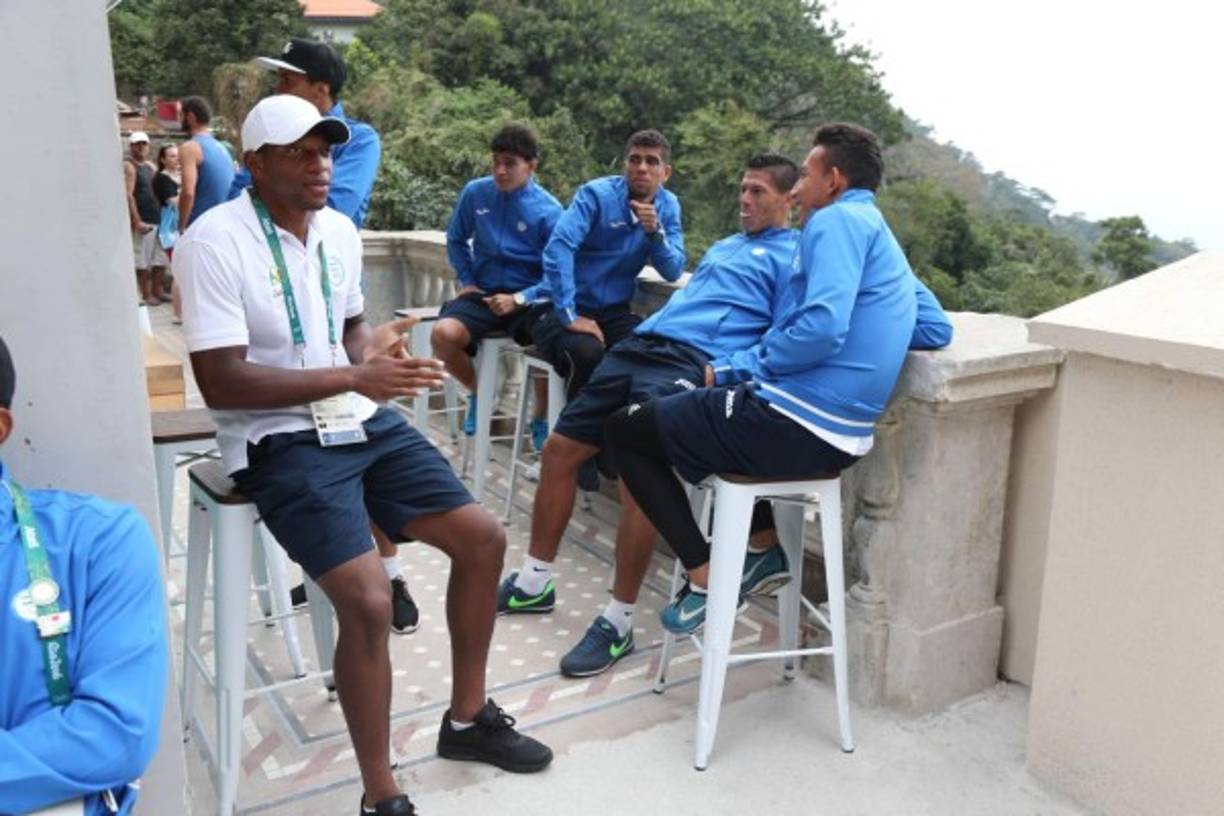 Los jugadores esperaron con paciencia su turno para hacer el ascenso al famoso Cristo Redentor de Río de Janeiro.