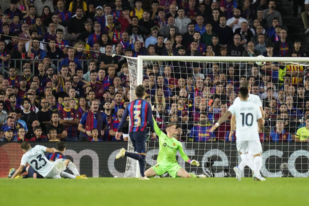 En la reanudación, el partido volvió a empezar con el tanto de Barella (1-1, min.50). Gerard Piqué salió en la foto del gol. El central catalán dejó pasar un centro lateral y, por detrás, el futbolista italiano controló con el muslo y fusiló a Ter Stegen.