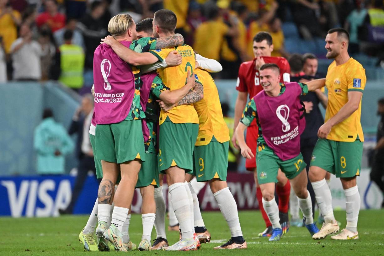 Los futbolistas australianos festejaron el pase a la siguiente fase.