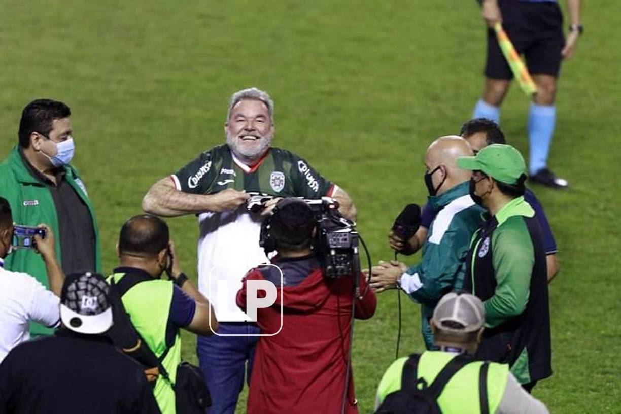 Roberto Contreras se robó el show en el derbi sampedrano. No lo pensó dos veces, se puso la camiseta del Marathón y estaba muy feliz.