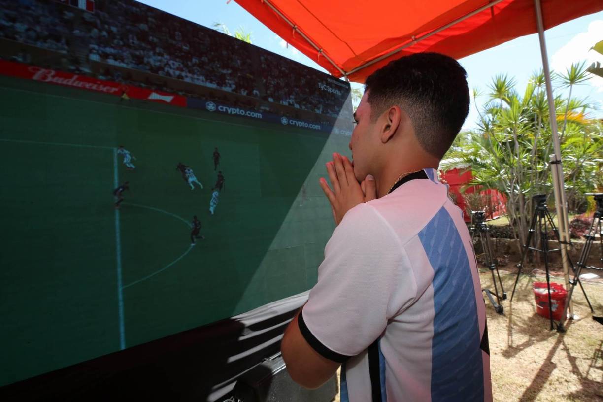 Al pendiente, y con la esperanza de que la Albiceleste se coronará campeón del Mundial de Qatar, así estuvieron los presentes.