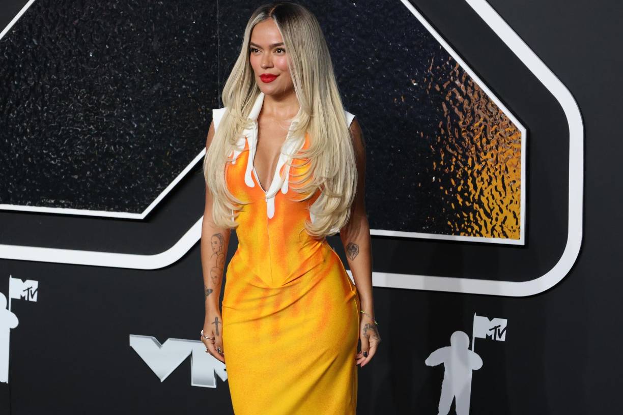 Karol G, con un original vestido que, según explicó en la alfombra roja, representaba “el fuego”. “Hoy es también una noche de los latinos. Y mi vestido representa eso, el fuego que somos la comunidad latina, a donde quiera que vayamos, somos fuego”, dijo la cantante colombiana. Se trata de un modelo de 1996 de Véronique Leroy.